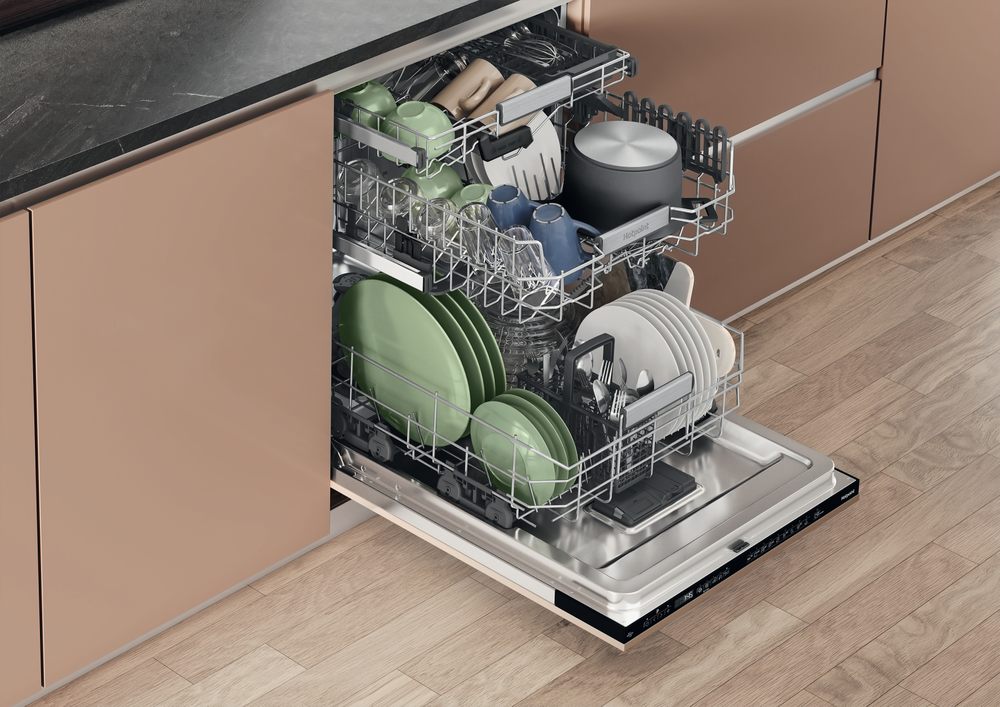 Hotpoint integrated dishwasher: full size, black color