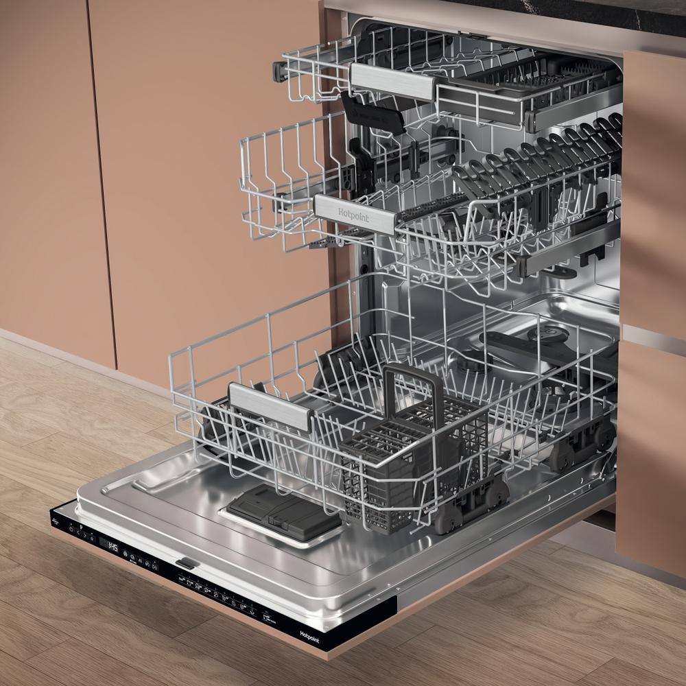 Hotpoint integrated dishwasher: full size, black color