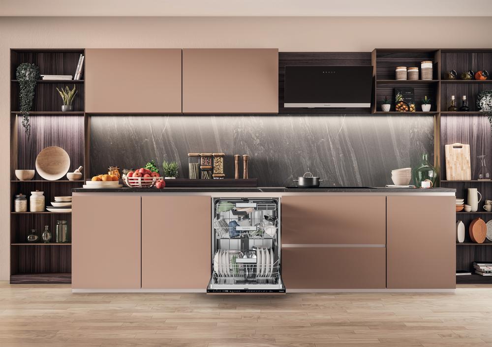 Hotpoint integrated dishwasher: full size, black color