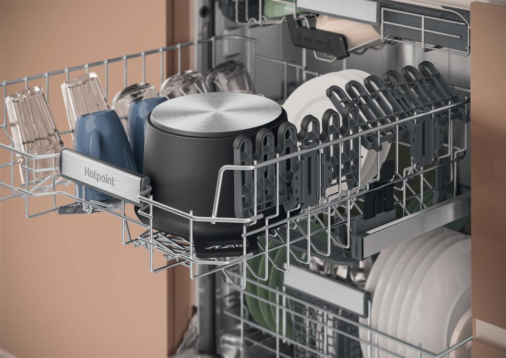 Hotpoint integrated dishwasher: full size, black color