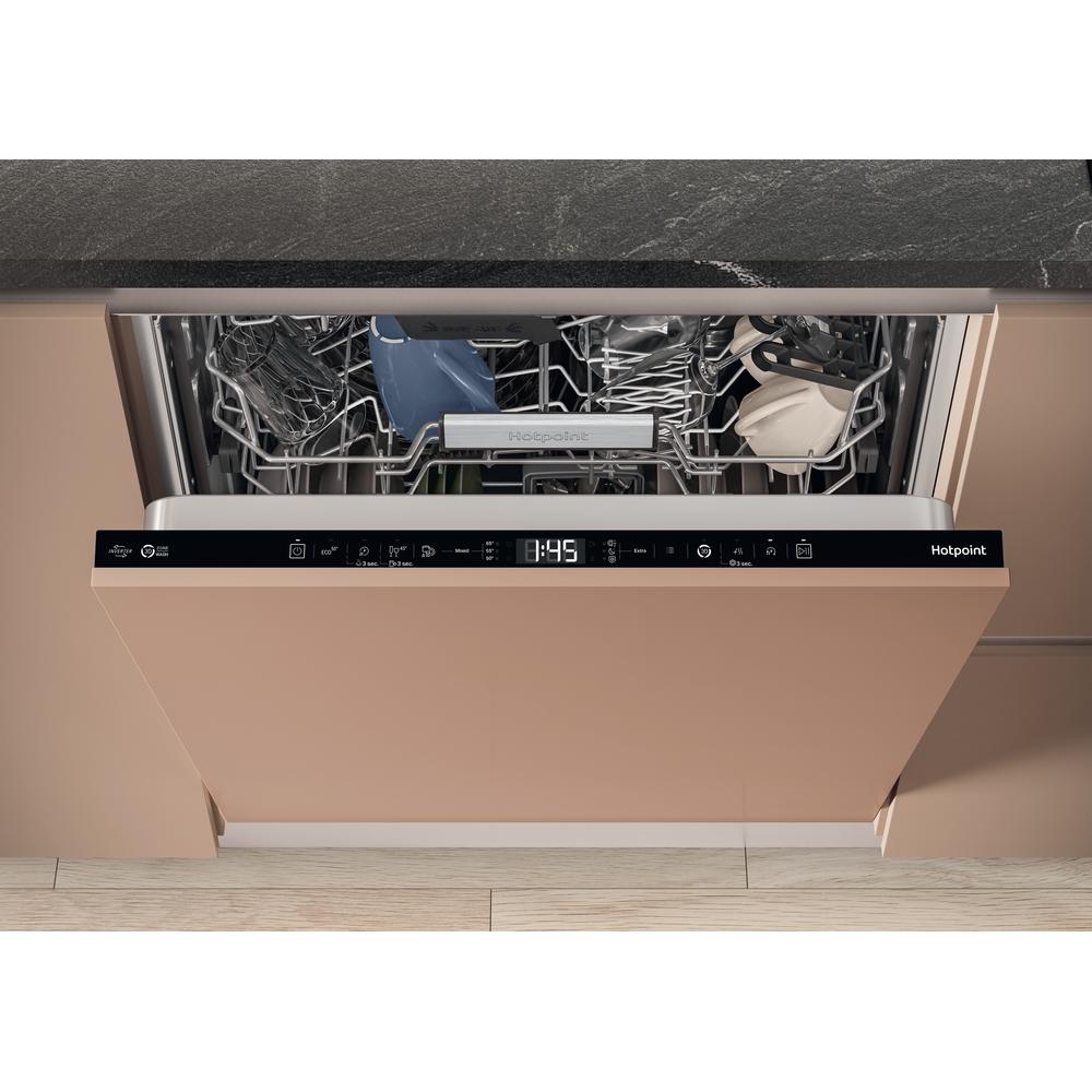 Hotpoint integrated dishwasher: full size, black color
