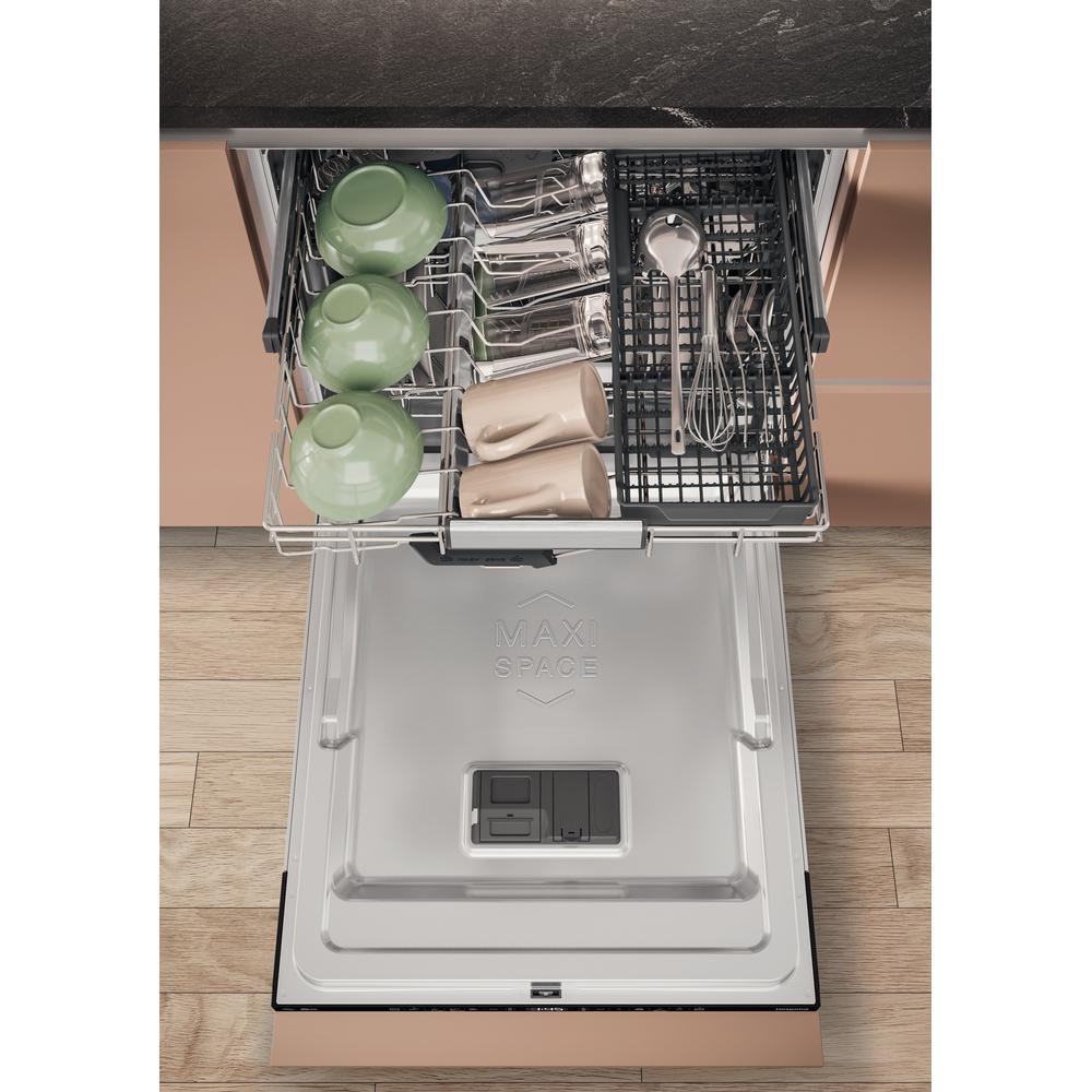Hotpoint integrated dishwasher: full size, black color