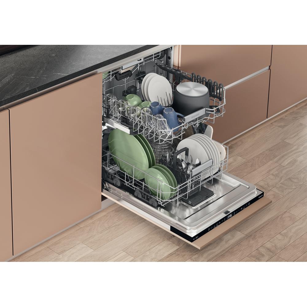 Hotpoint integrated dishwasher: full size, black color