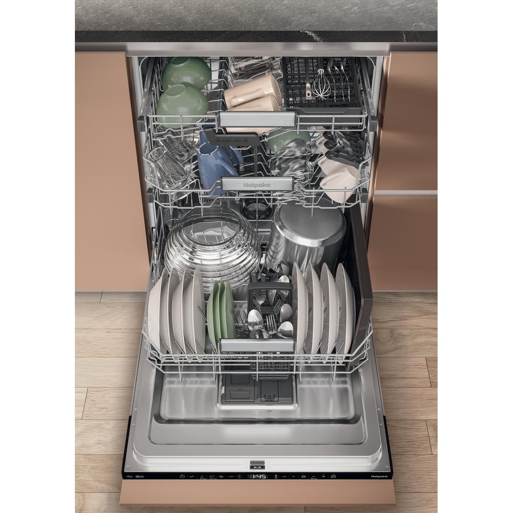Hotpoint integrated dishwasher: full size, black color