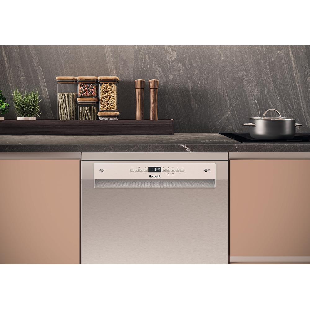 Hotpoint Maxi Space Tub FS Full Size Dishwasher 15 Place Set 9.5 L 10 Progs