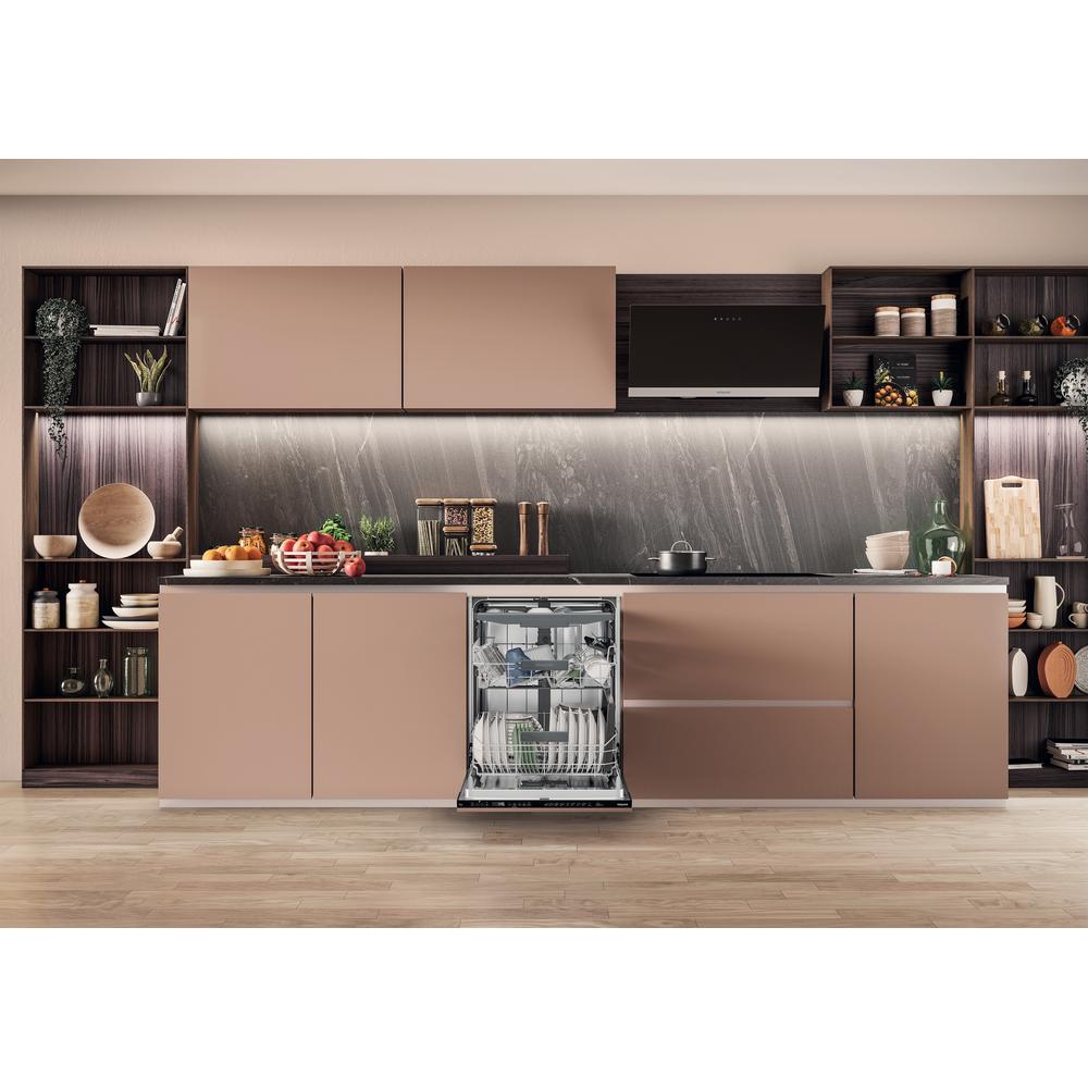 Hotpoint integrated dishwasher: full size, black color