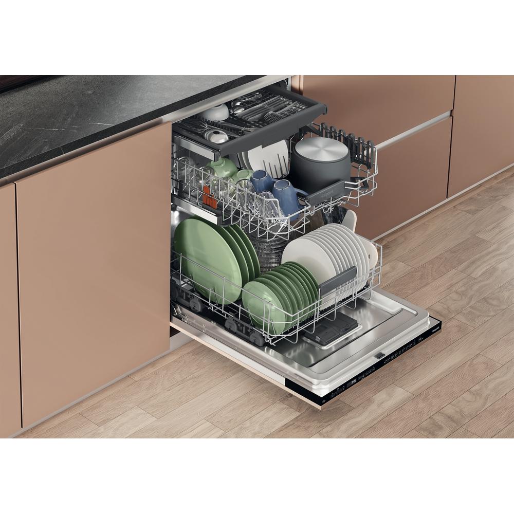 Hotpoint integrated dishwasher: full size, black color